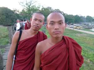 /Myanmar photos - Serious monks