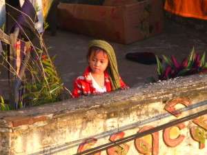 Myanmar photos - Peeking from the rooftop - beautiful faces of Myanmar