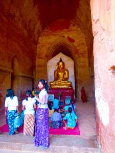Myanmar photos - Worshipping at the Temple at Bagan