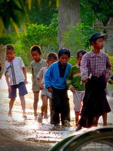 Myanmar photos - Water Festival - Nuang Schwe - Inle