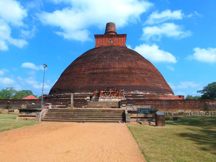Anuradhapura – Hot and Holy