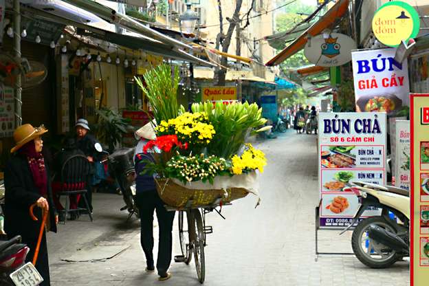 Flower LAdy - Food Street Hanoi