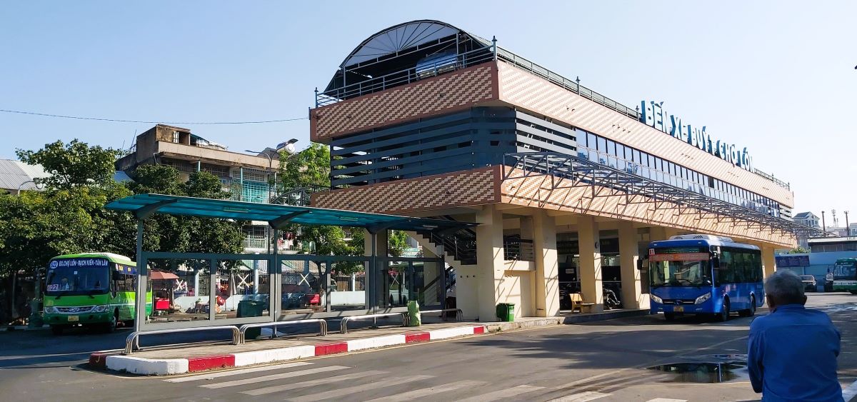 A picture of Cho Lon bus station in Saigon